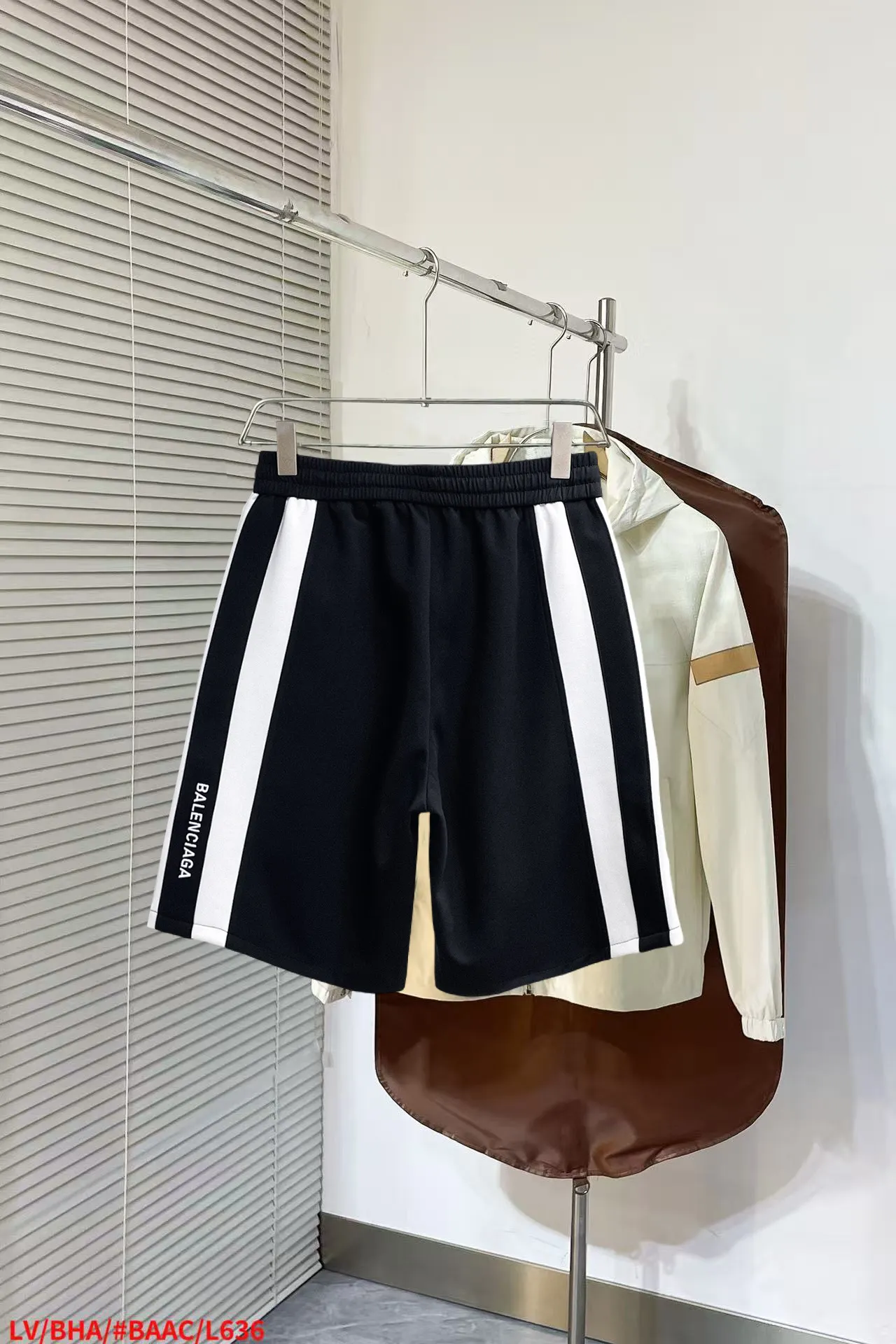 Balenciaga's three-standard complete 2026 summer New Arrival men's casual shorts, advanced custom-made Breathable fabric, Breathable fabric, extremely stretchy and comfortable, impeccable details, top-grade accessories, original logo design concept, delicate and soft feel! The upper body fit is awesome! Size: M-XXXL Please state your height and weight when ordering